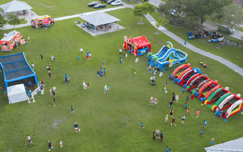 Event with gellyball and inflatables